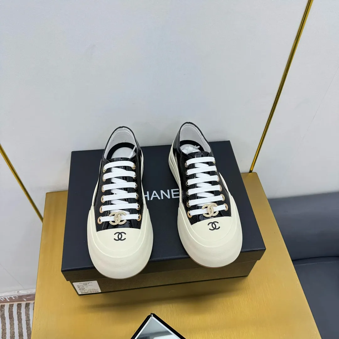👟👟Ex-factory price 600👟👟 Top version, original quality! ! ! Chanel Chanel - 2025 biscuit shoes, the top casual sports shoes in the counter, this classic design; the upper is electro-embroidered with a variety of craftsmanship; the outsole is fashionable and sporty; the extraordinary inclusion of a variety of color elements... The diversified mix and match is very good-looking and versatile, casual, fashionable, sports, and outdoor can be taken into account... ꫛꫀꪝ Go➫ Material: ❶Upper: Original first-layer cowhide ❷Inner: Sheepskin ❸Outsole is based on: original TPU combination outsole, full set of boutique packaging for women 35–41 👉